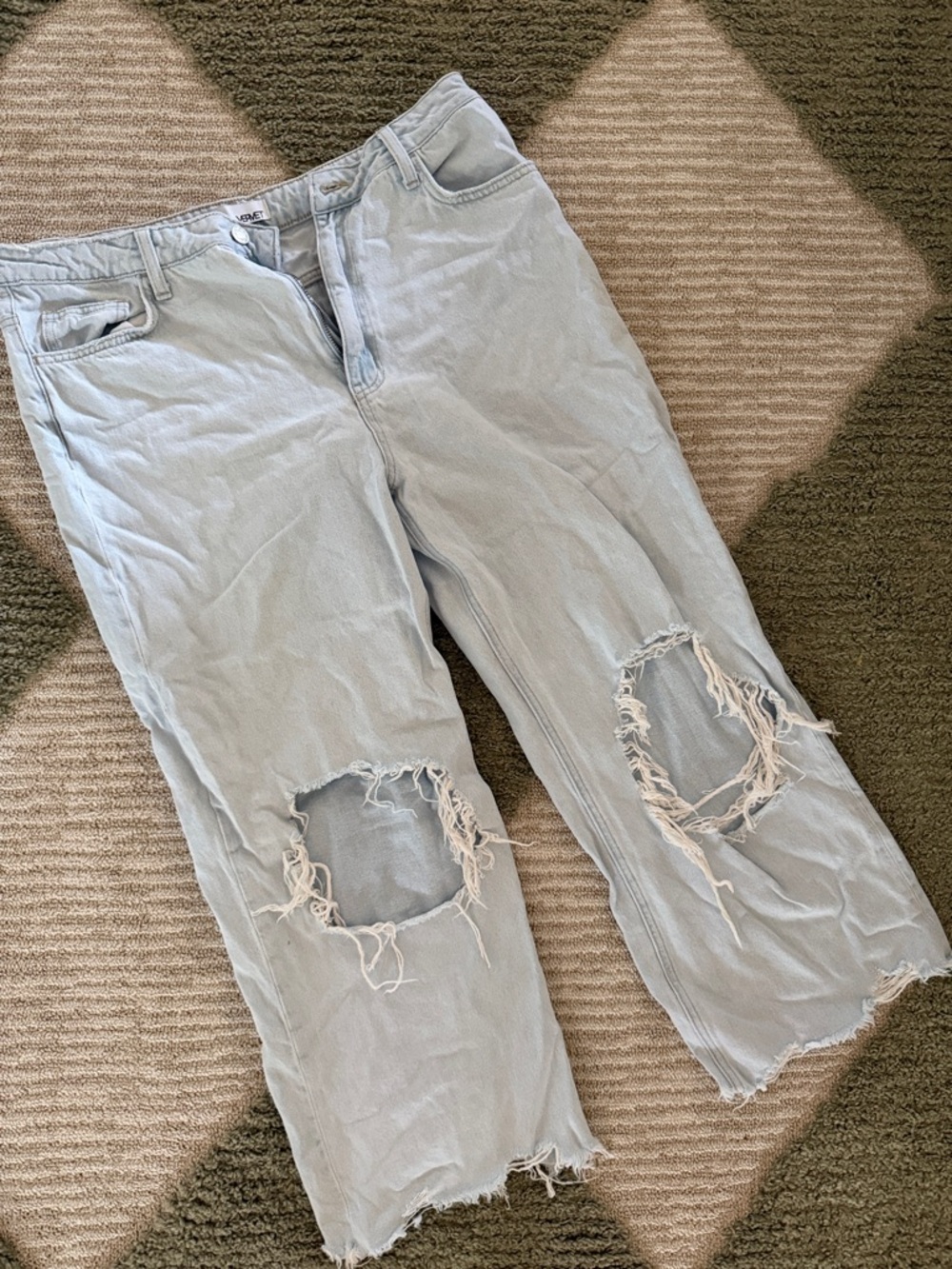 Light Wash Distressed Cropped Jeans - Women